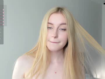 girl
        maidabuoy cam image #3952101