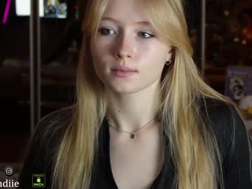 girl
        bestblondiiecb cam image #3321606