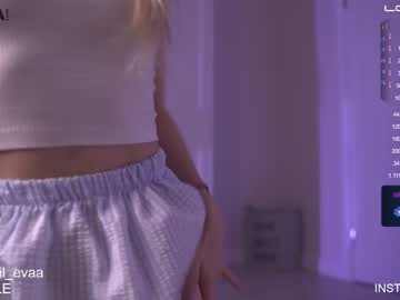 girl
        lil_eva cam image #87021