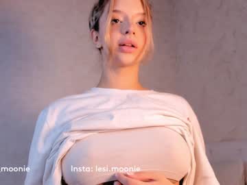 girl
        lesi_moonie cam image #4243455