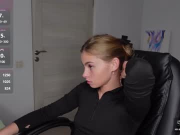 girl
        abby_laker cam image #5501042