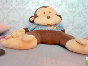 girl
        gummy_bear7 cam image #930383