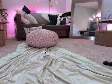 girl
        skyewatson cam image #1744155