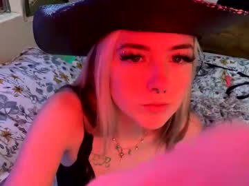 girl
        shiestykat999 cam image #4456387
