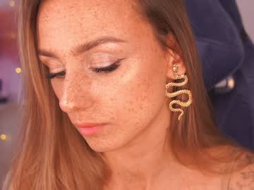 girl
        artease cam image #1410261