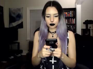 girl
        runacrow cam image #1588358