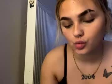 girl
        emwoods cam image #3617743