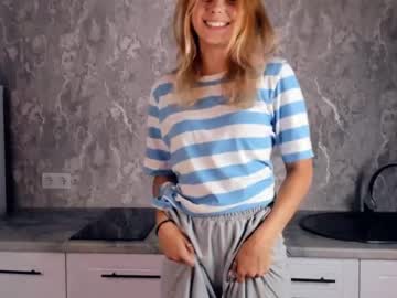 girl
        gillianengelby cam image #4592146
