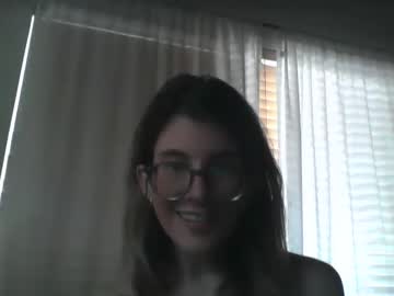 girl
        ladyll1 cam image #2876395