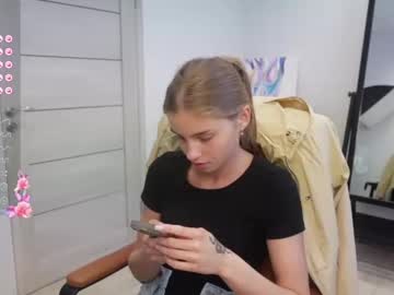 girl
        abby_laker cam image #4908063