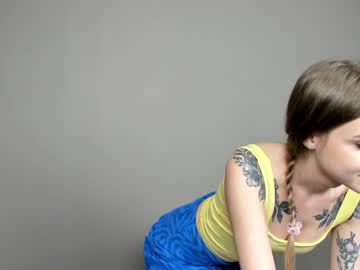 girl
        mia_monk cam image #276176