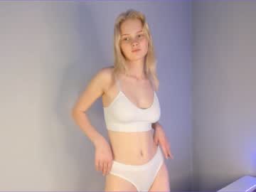 girl
        porcelain__doll cam image #1688358