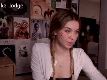 girl
        nika_lodge cam image #6490558