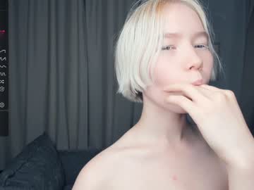 girl
        silvergloss cam image #2552482