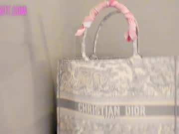 girl
        butterybubblebutt cam image #1379318
