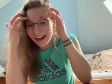 girl
        lillybambus cam image #3988607