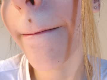 girl
        lesi_moon cam image #2139472