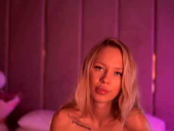 girl
        nightbunny_ cam image #5081487