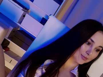 girl
        hollyextra cam image #6462522