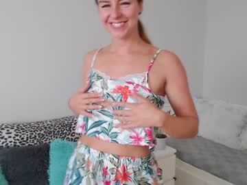 girl
        emerald_kittycat cam image #2429174
