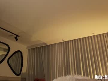 girl
        maxine_8 cam image #5191517