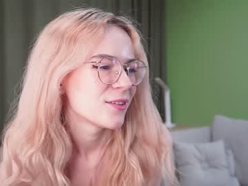 girl
        courtneyabigail cam image #3688650