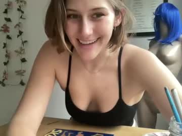 girl
        matlikecat cam image #729414