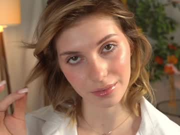 girl
        refined_style cam image #5460012