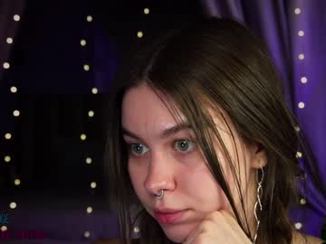 girl
        nika_lodge cam image #3680690