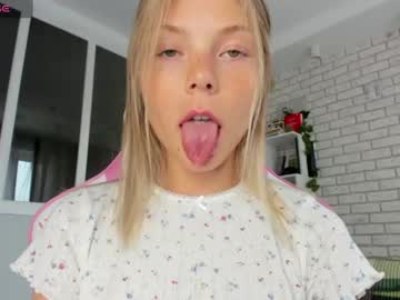 girl
        deva_alice cam image #4590555
