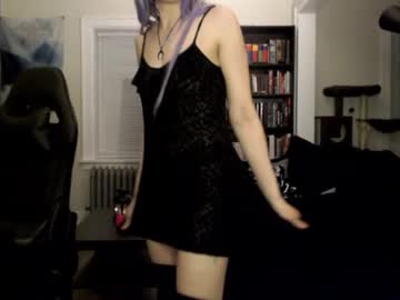girl
        runacrow cam image #1581539