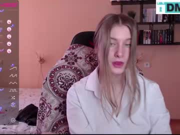 girl
        minnie_olson_ cam image #819404