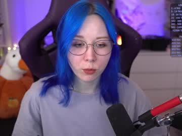 girl
        blue_mooncat cam image #5363567