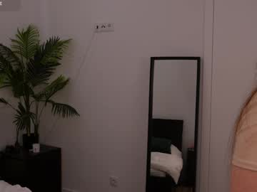 girl
        lilly_colins cam image #5901252
