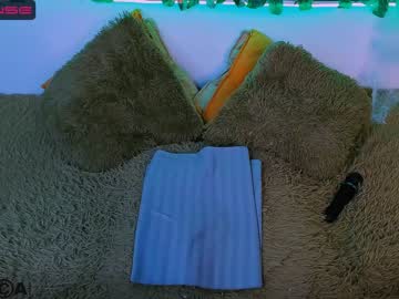 girl
        lora_blonde cam image #2694650