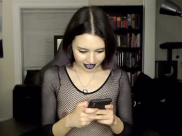 girl
        runacrow cam image #2277457