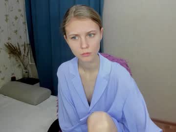 girl
        phoebepaw cam image #3240354