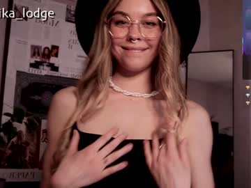 girl
        nika_lodge cam image #6496508