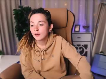 girl
        agatha_ray_ cam image #677335