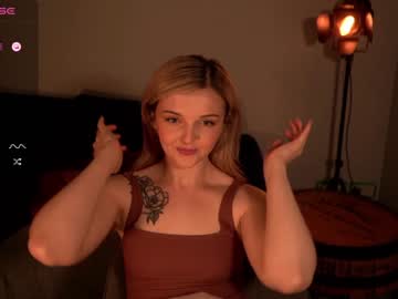 girl
        lucydelovely cam image #2743717
