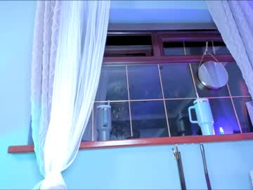 girl
        littlee33 cam image #1915355