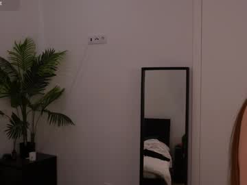 girl
        lilly_colins cam image #5930559