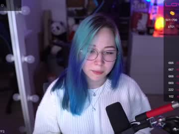 girl
        blue_mooncat cam image #2037057