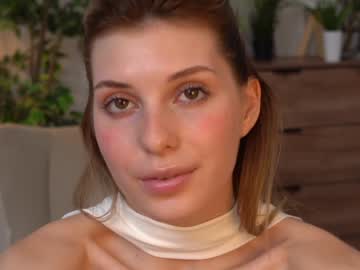girl
        refined_style cam image #5253156