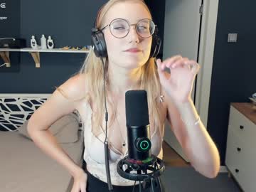 girl
        mind_of_heart cam image #4914700