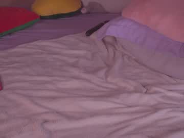 girl
        kittenmoon_ cam image #2129620