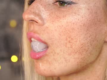 girl
        artease cam image #2422321