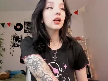 girl
        vivian_qwerty cam image #6076746