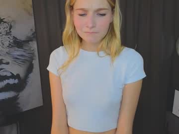 girl
        emilyhewell cam image #5450029