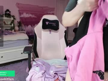 girl
        crimsonkitten cam image #4855579